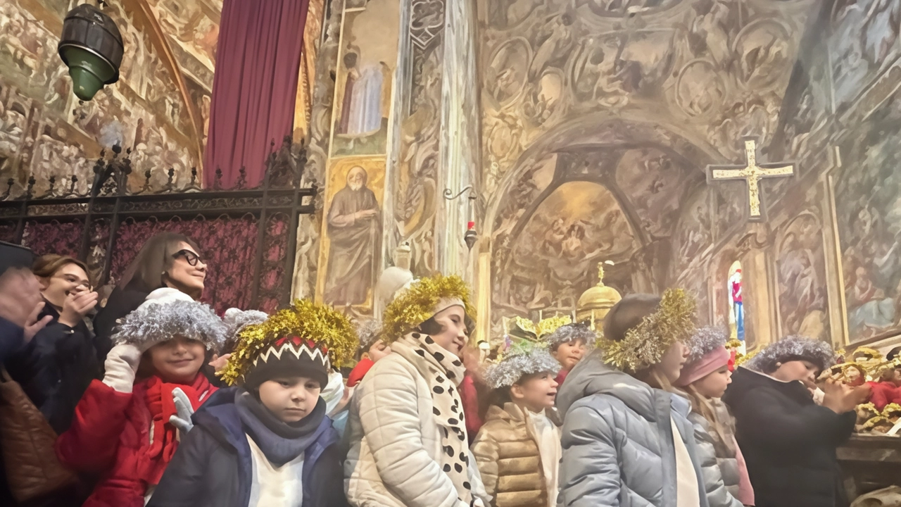 Le pecorelle sono state le prime ad arrivare, sotto l’Arengario: bimbi con la mantellina bianca tempestata di fiocchi di bambagia...