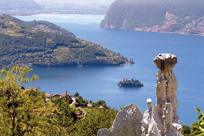 La zona delle piramidi di Zone si affaccia sul lago d'Iseo