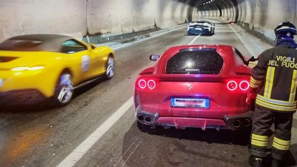 Un 22enne alla guida di una Ferrari 812 Superfast si schianta in galleria a Parè. Danneggiata la supercar da mezzo milione di euro, nessun danno per il conducente. Intervento di soccorso e rimozione dei mezzi danneggiati sul posto.