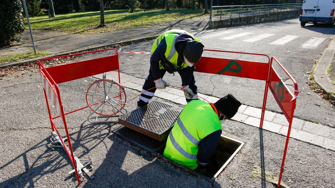 Due operai al lavoro per posare la fibra Le autostrade informatiche sono utili anche nei piccoli paesi