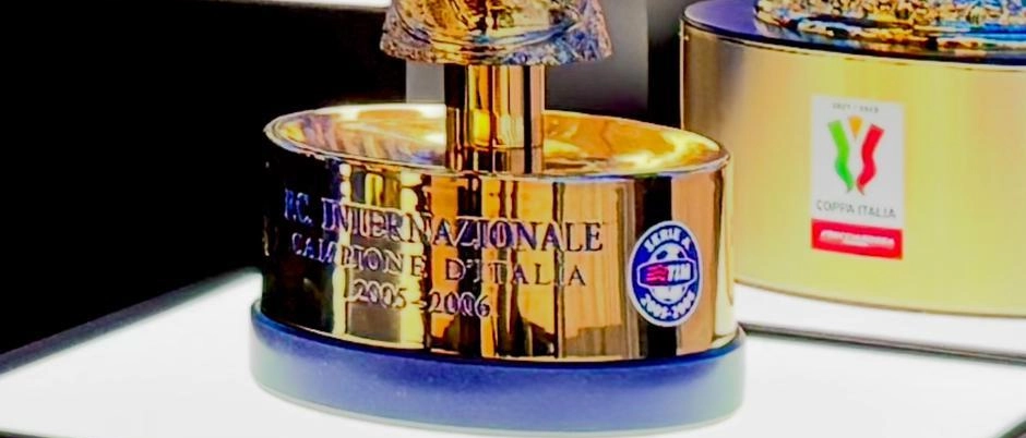 Inter riceve il trofeo dello scudetto 2005-2006 dopo 18 anni di polemiche