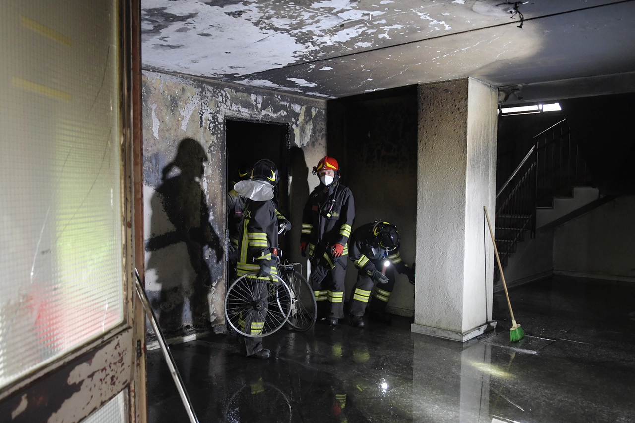 L'intervento dei vigili del fuoco nella palazzina Aler