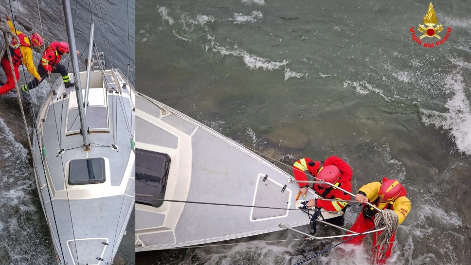 Il recupero della barca a vela nel lago a Valmadrera