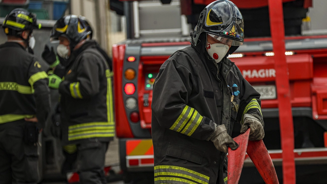 I vigili del fuoco hanno dovuto tagliare le sbarre del locale dove era chiuso uno dei lavoratori L’altro era circondato nel cortile