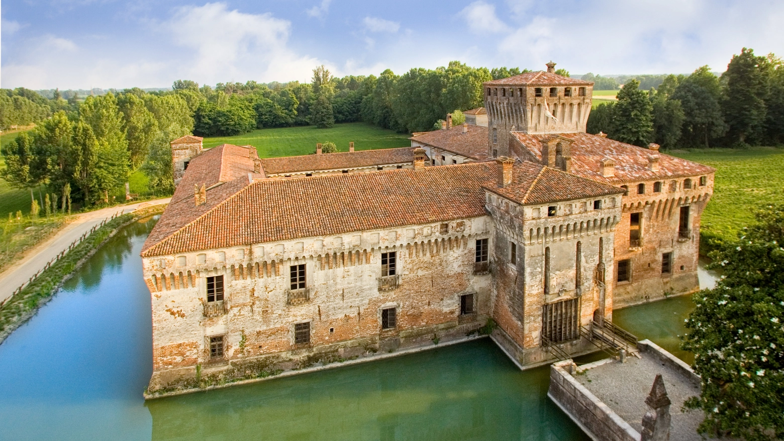 Un evento cicloturistico all'insegna del turismo lento e sostenibile con partenza dal Castello di Padernello, maniero quattrocentesco della Bassa Bresciana