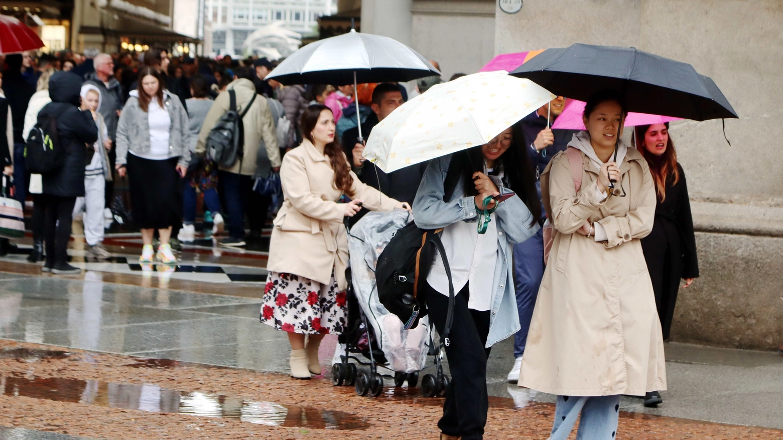 Turisti sotto la pioggia a Milano (foto Salmoirago)