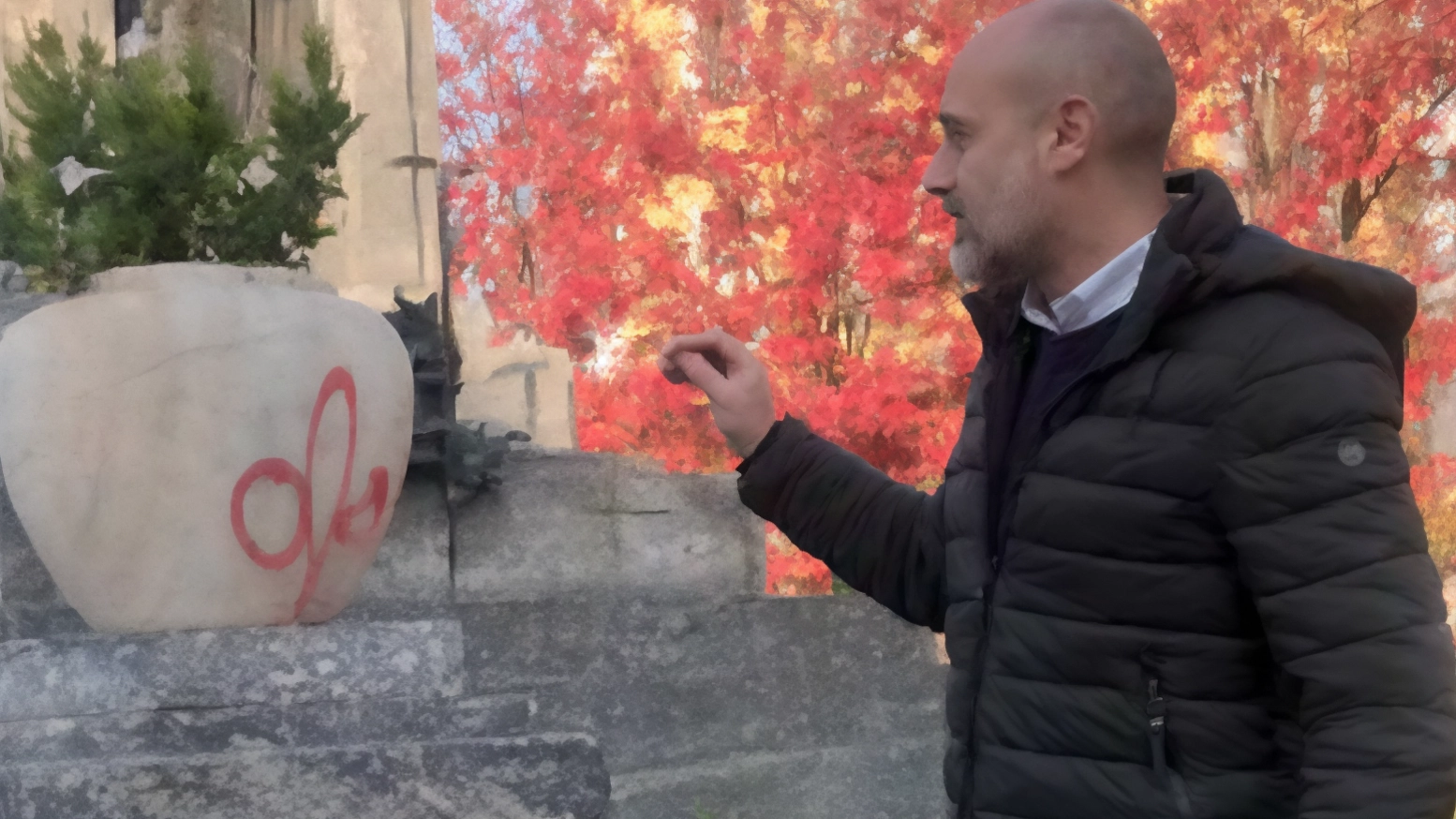 Il Comune ha ordinato un intervento di ripulitura con cere anti-graffiti, caccia ai responsabili attraverso l’analisi delle immagini delle telecamere