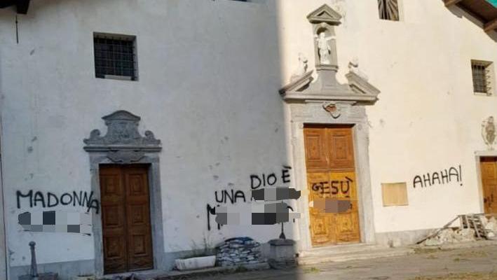 Gallivaggio: bestemmie scritte con lo spray sulla facciata del Santuario