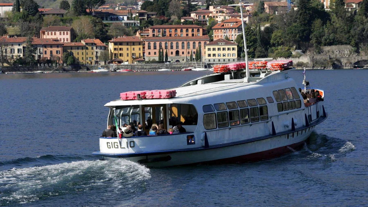 Un battello in navigazione nel golfo di Lecco