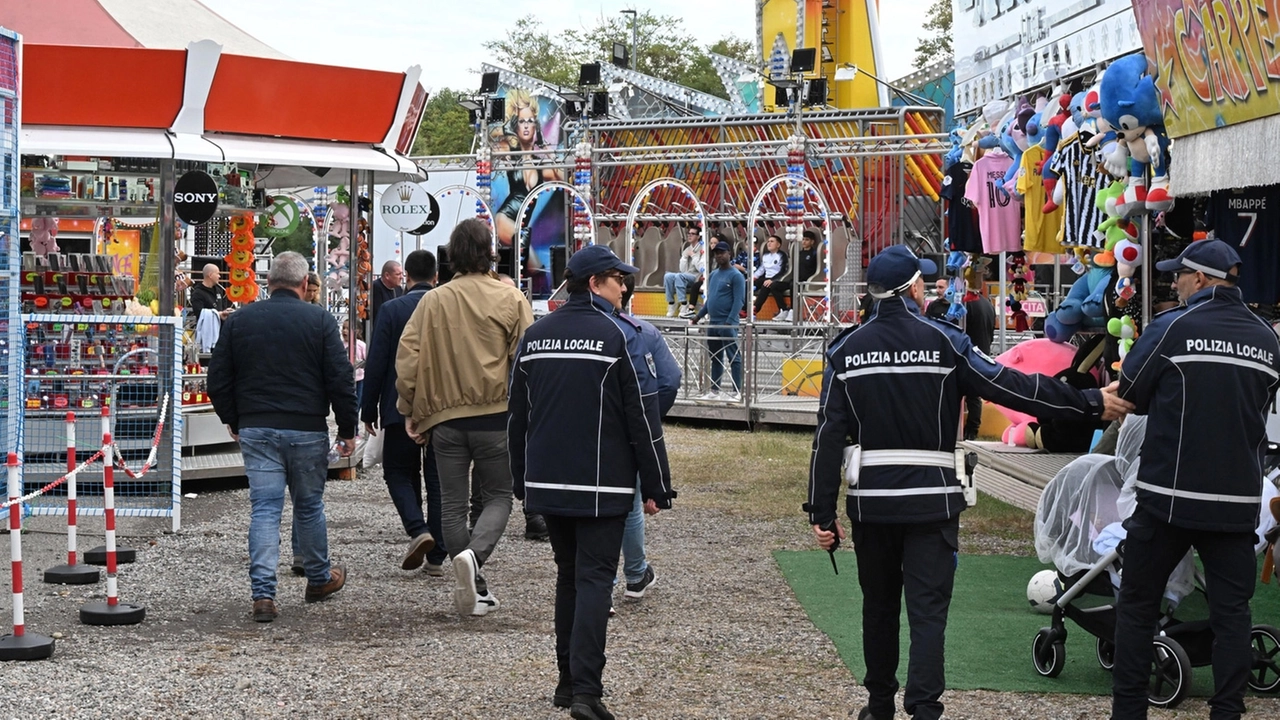 Agenti di Polizia locale al Luna park di Legnano