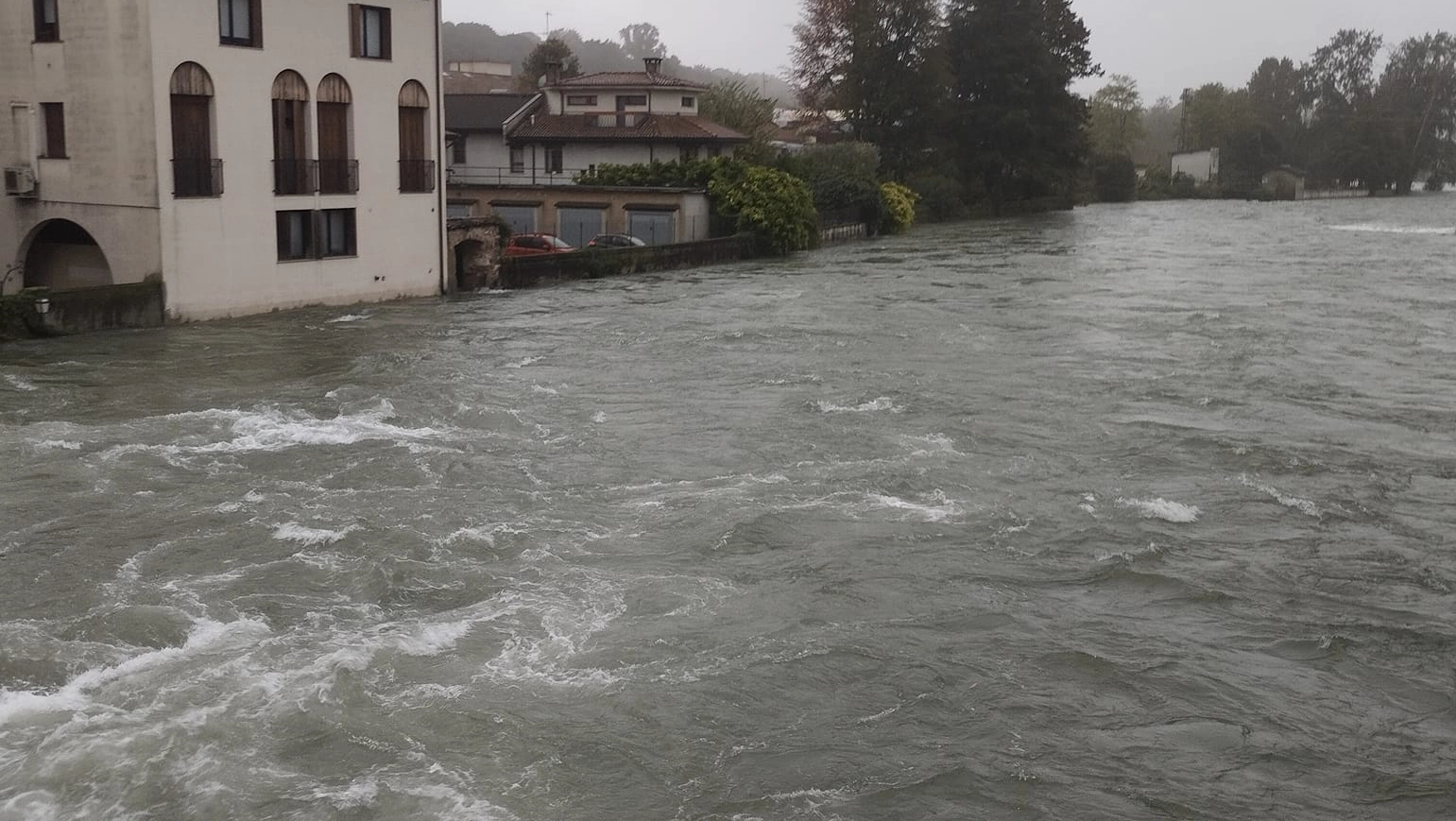 Palazzo sull'Oglio, il fume Oglio in piena a causa del maltempo (Foto facebook Cesy Campa)