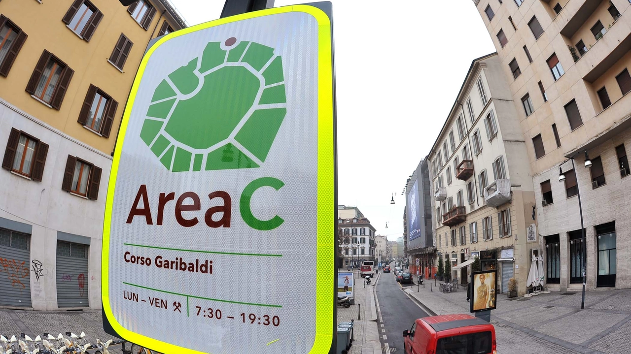 Un cartello che segnala l’ingresso da un varco controllato da telecamere nell’Area C di Milano