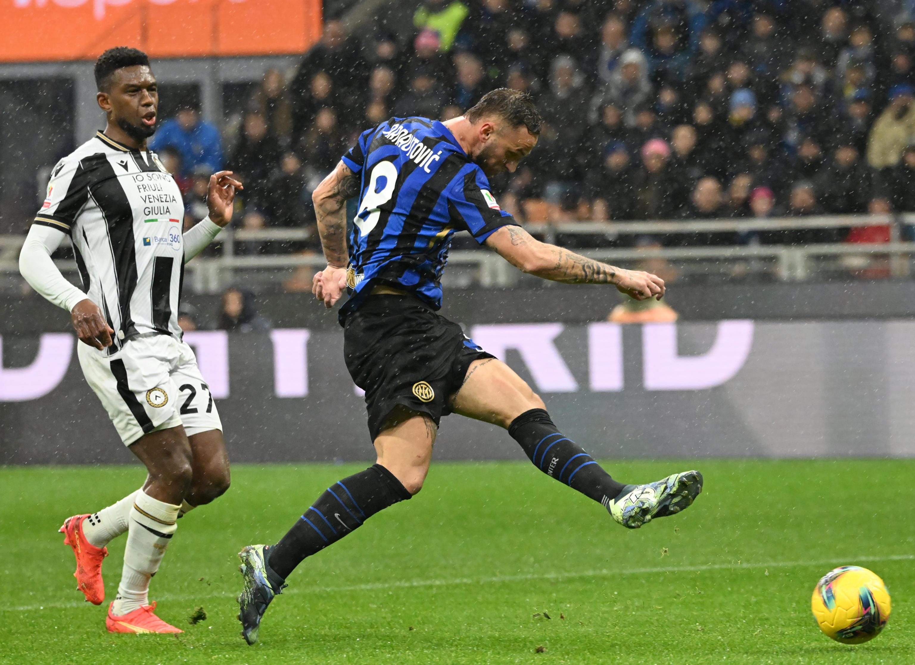 Malore sugli spalti a San Siro durante Inter Udinese: massaggio cardiaco a un tifoso, partita sospesa per sei minuti