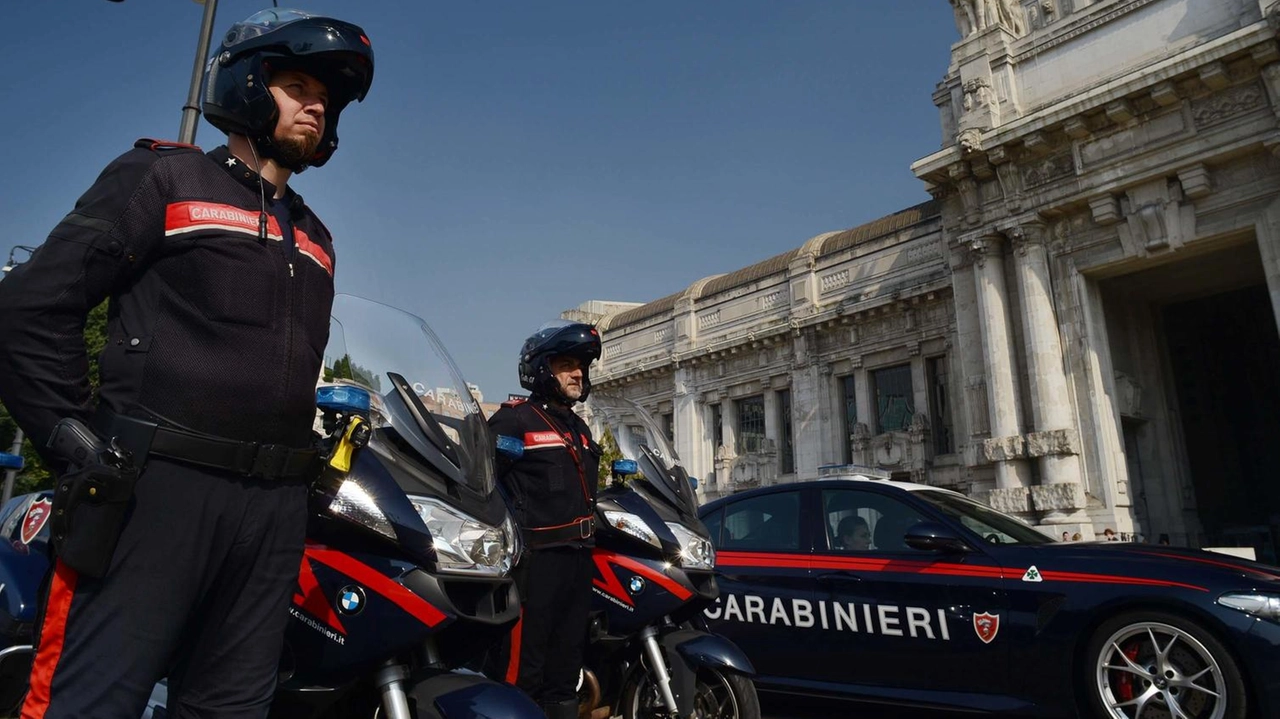 A Milano, massicci controlli dei carabinieri in due zone diverse hanno portato all'identificazione di numerose persone, con denunce per mancanza di documenti e soggiorno illegale. Tre individui sono stati segnalati per spaccio di droga.