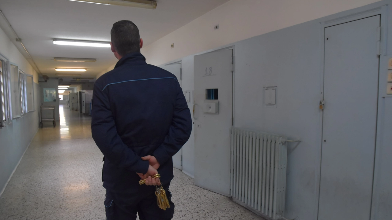 Agente di polizia penitenziaria nel carcere di Torre del Gallo