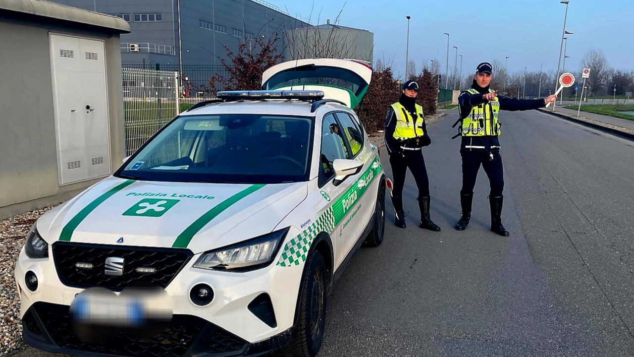 Posto di controllo della polizia locale a Vellezzo Bellini