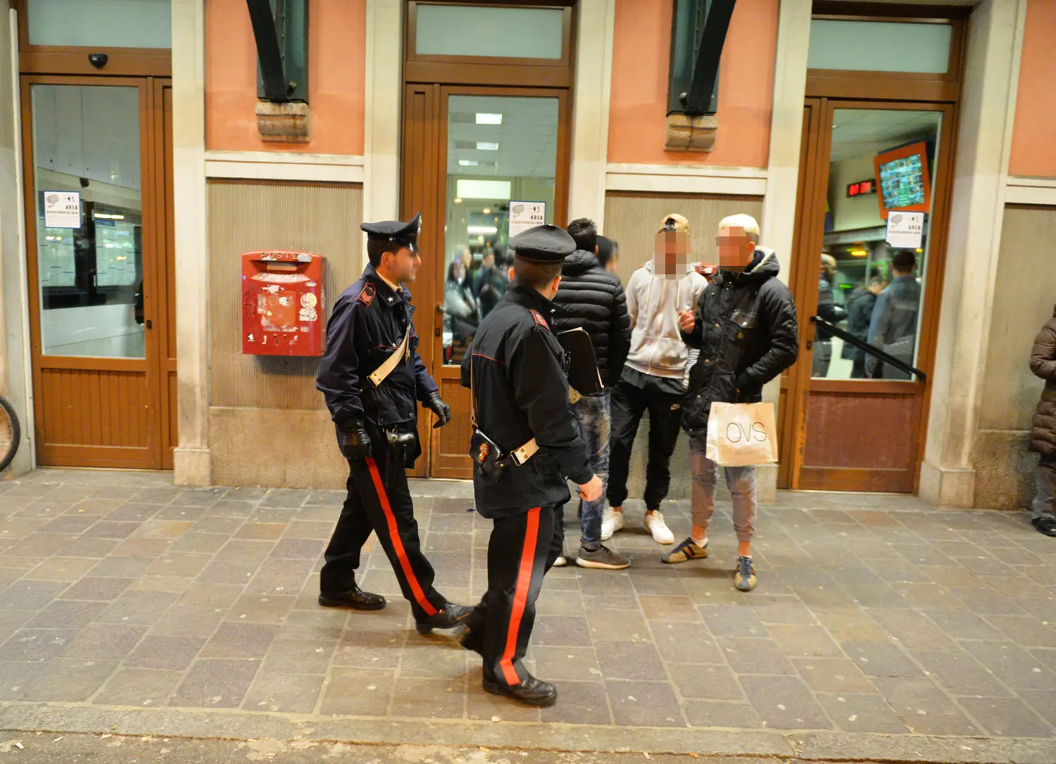 In fuga dalla Sicilia per tentato omicidio: ricercato tunisino arrestato in stazione a Saronno