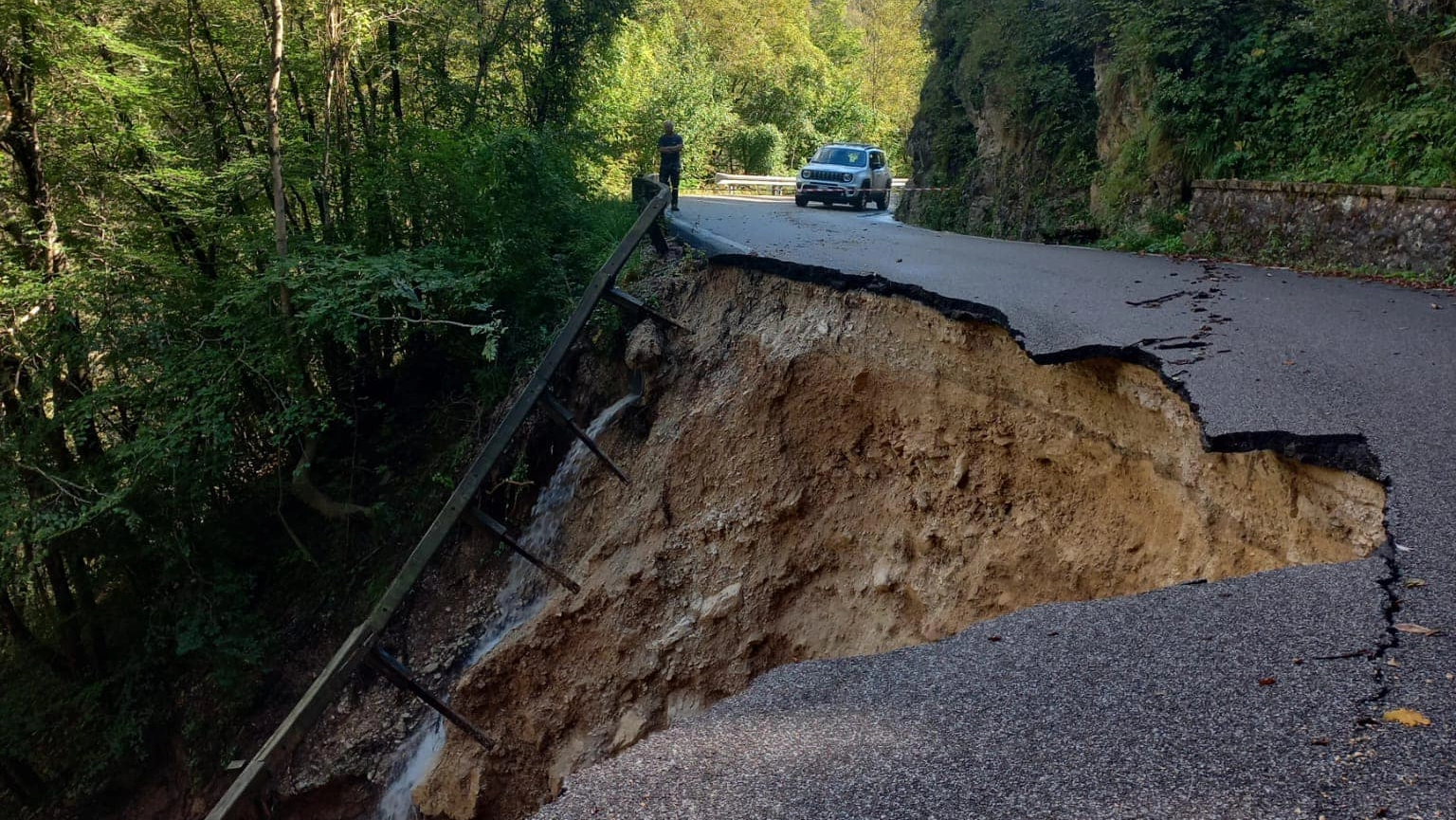 Disposta la chiusura della Sp 9 a Gargnano (Km 13) per una frana scesa a valle della strada che ha portato con sé parte della carreggiata (Foto facebook Provincia di Brescia)