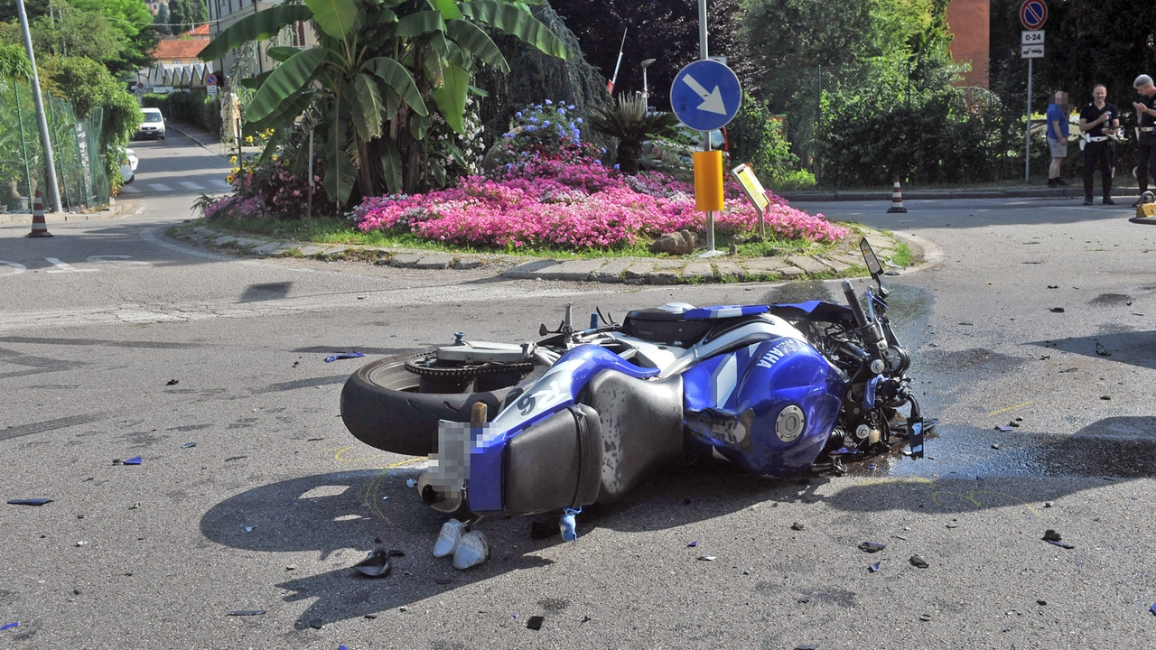 Tampona un tir, perde il controllo della moto e si schianta frontalmente con un’auto: morto sul colpo un motociclista 24enne (foto archivio)