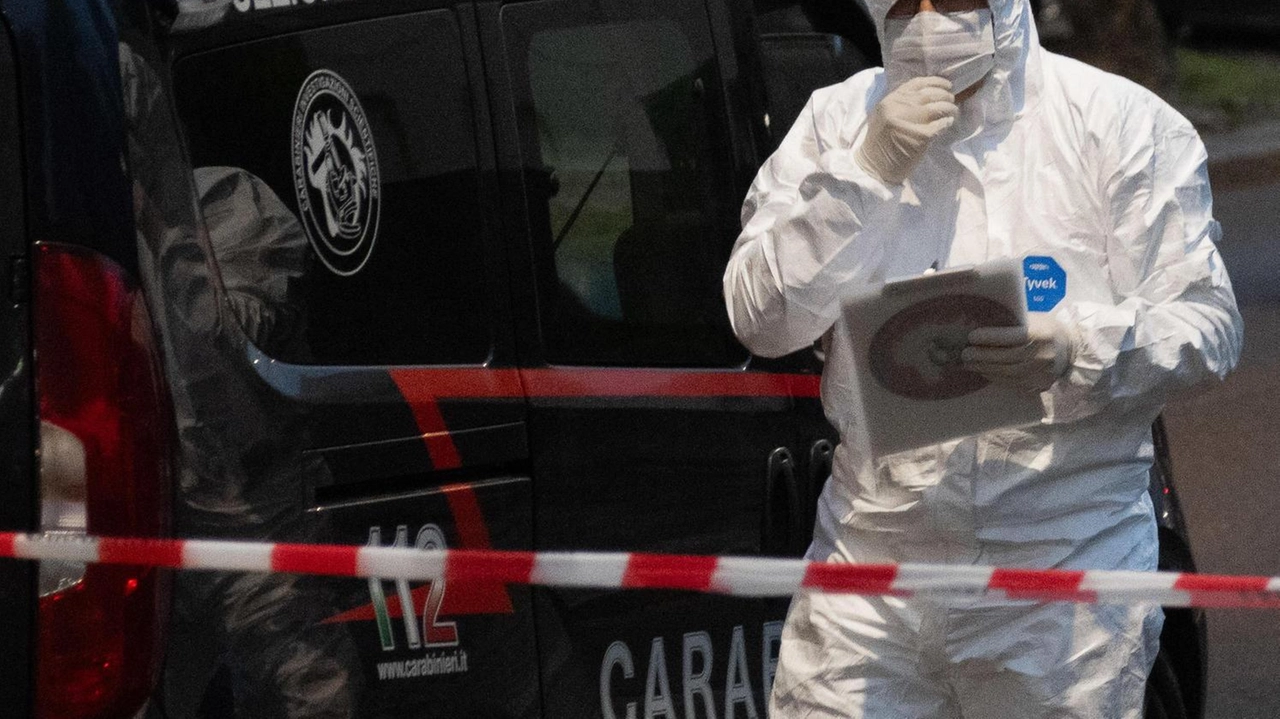 I carabinieri della sezione Investigazioni scientifiche hanno repertato sei bossoli calibro 9mm sul luogo della sparatoria