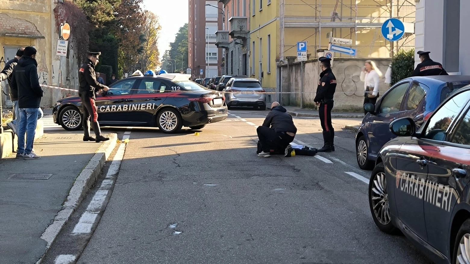 l fattorino in bici di un money transfer colpito e depredato di soldi e documenti. Il blitz alle 9 del mattino, i testimoni: “La vettura sgommava a portiera aperta”