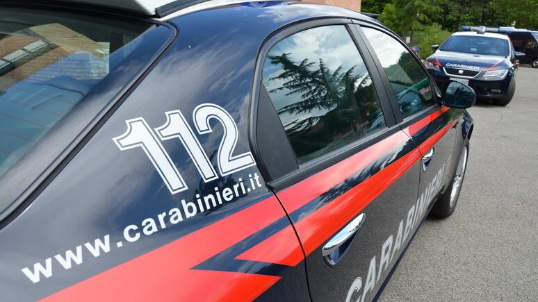 Merate, rapinatore armato di due machete assalta negozio: “Ero paralizzato dalla paura”