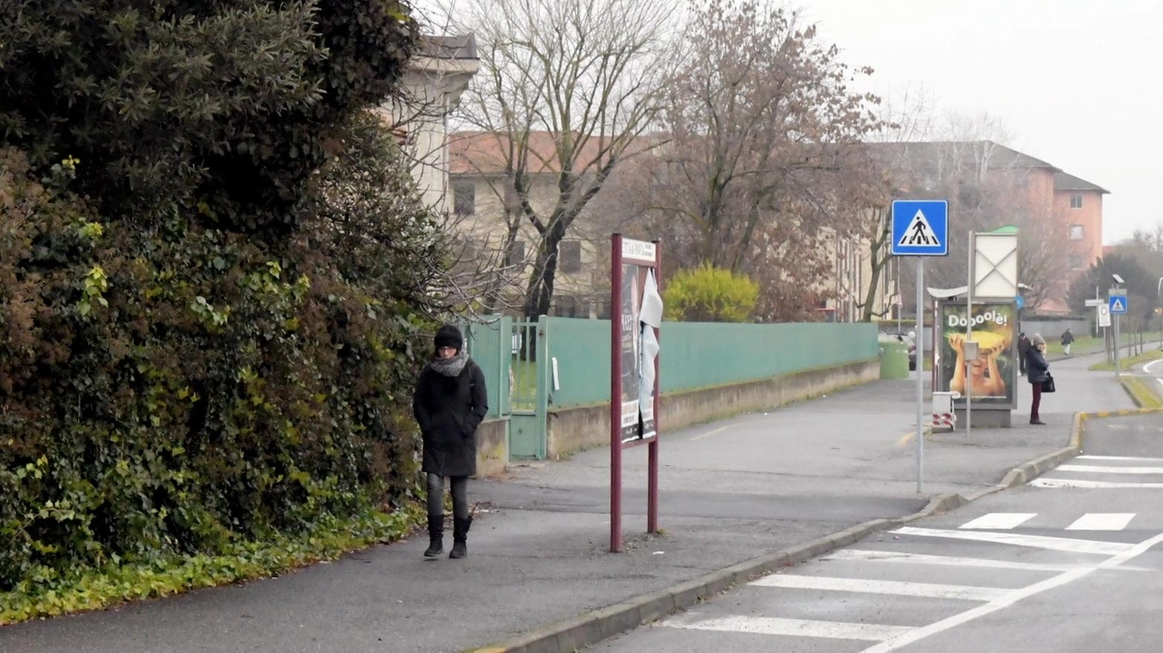 La strada dove l’anziano di 81 anni vive con la famiglia Il figlio è riuscito ad aprire la porta ai poliziotti approfittando di un momento di distrazione