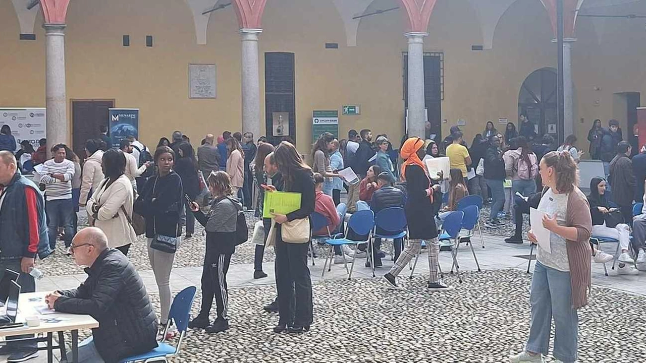 Nel chiostro di Palazzo San Cristoforo si sono presentati in 272 a fronte di 105 preiscrizioni. Colloqui e primo contatto con ventuno realtà tra multinazionali di vari settori e agenzie interinali.