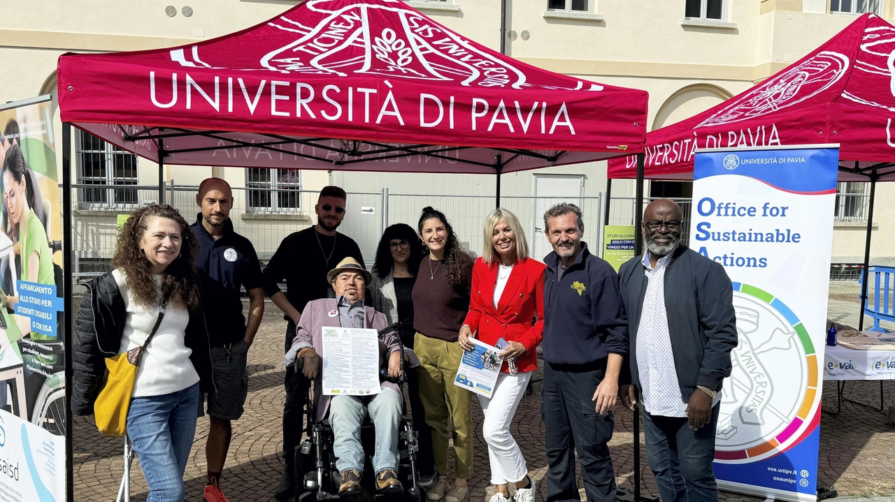 Uno degli stand presenti ieri nel cortile Teresiano trasformato in isola pedonale