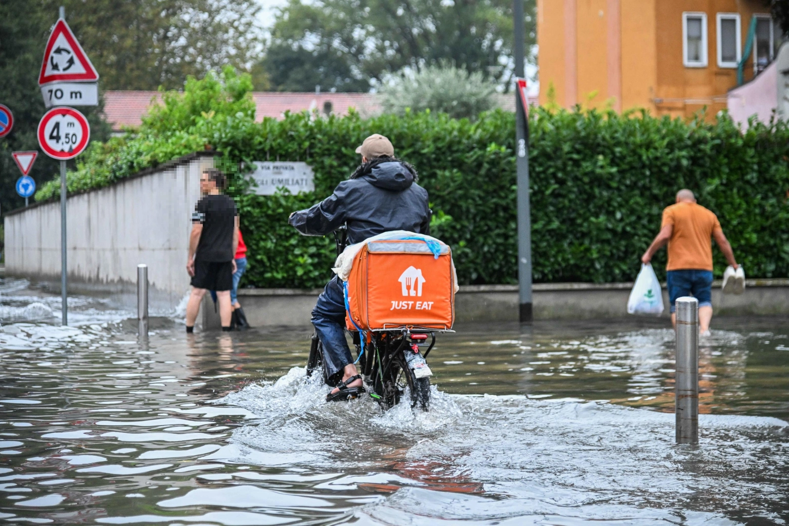 Fiume Lambro esce dai tombini ed invade il quartiere