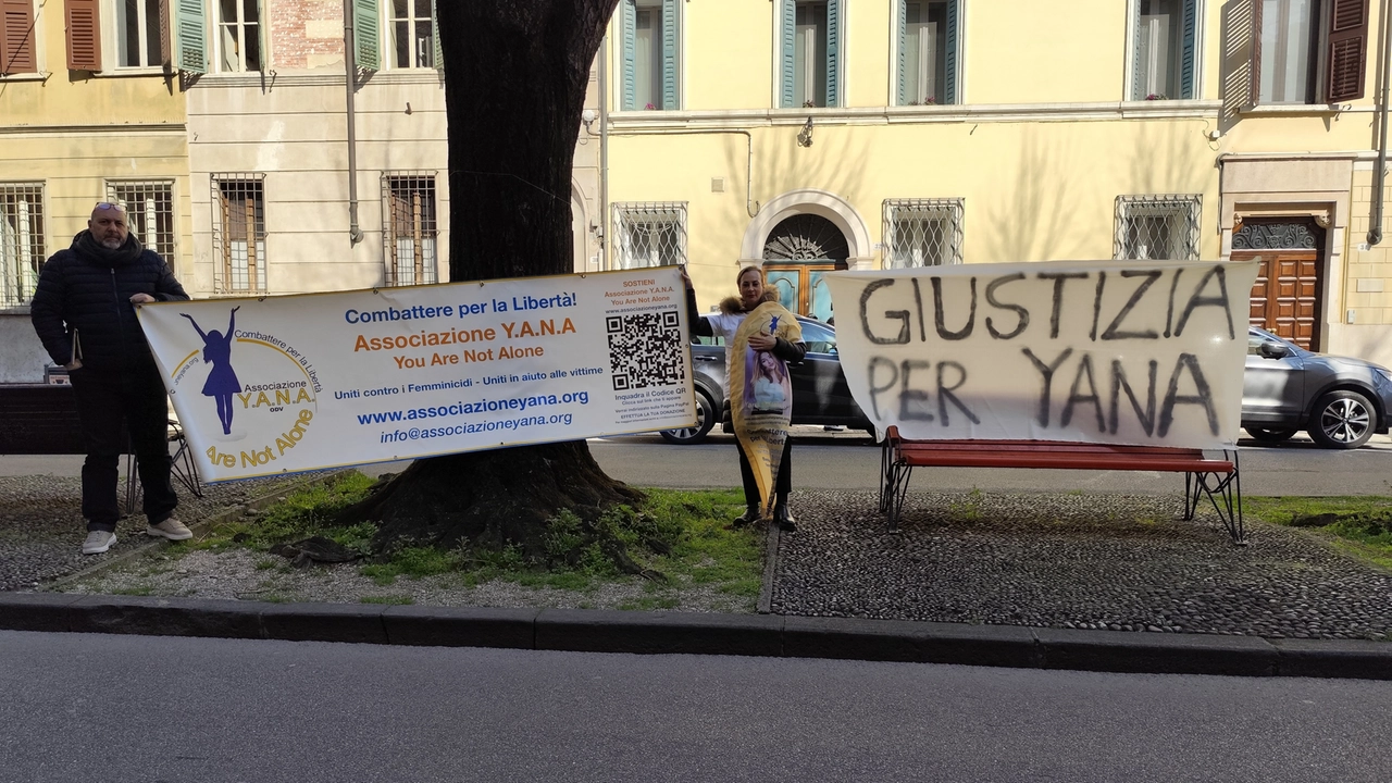 Gli striscioni 'Giustizia per Yana' in tribunale a Mantova