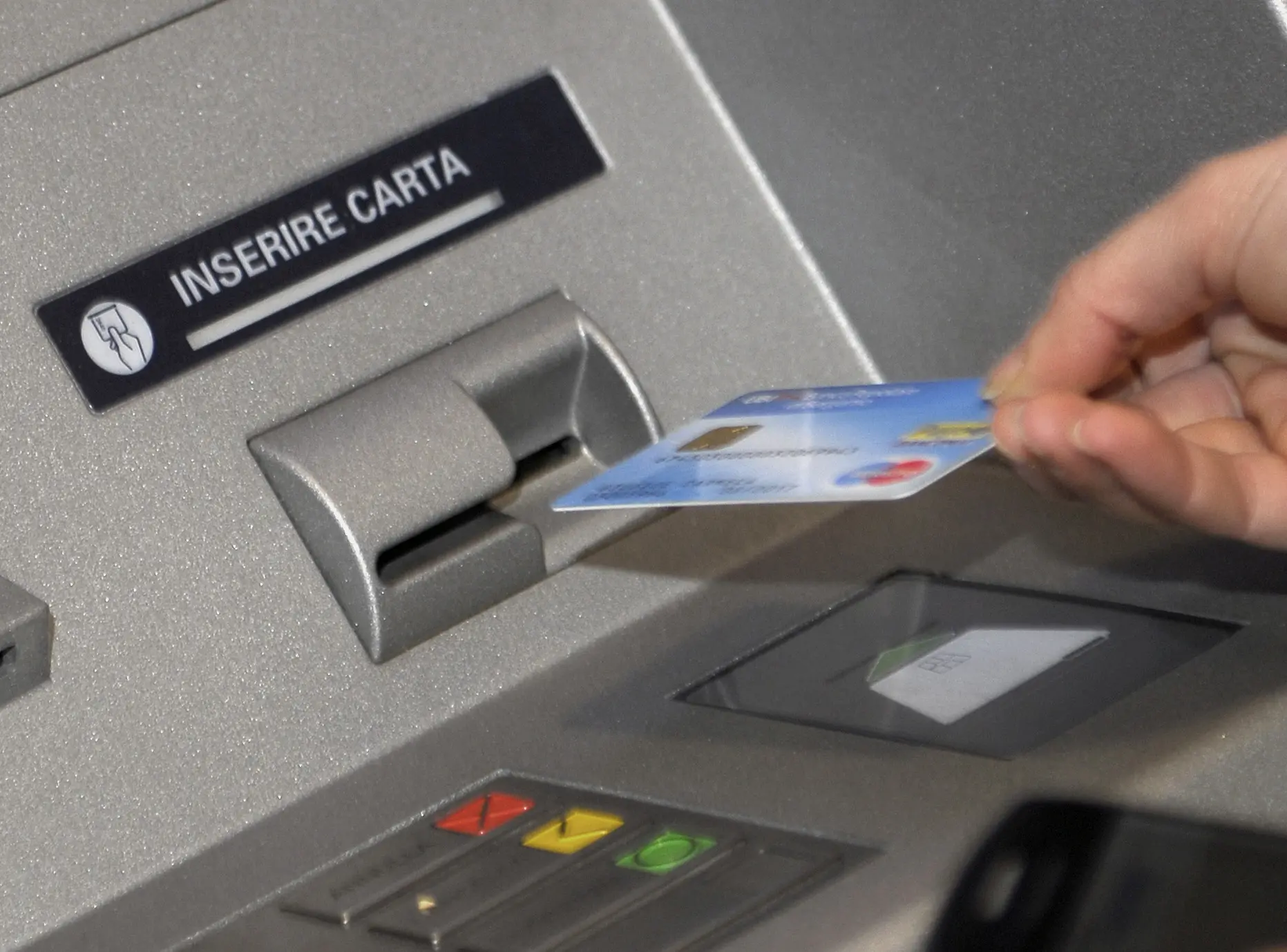 Erba, preleva al bancomat: 81enne minacciato e rapinato di 500 euro