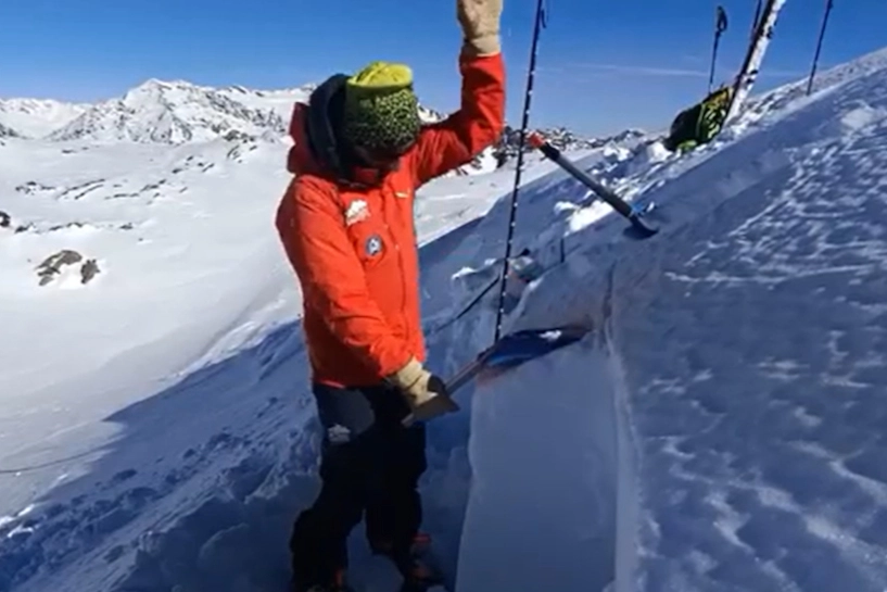 Gli esperti di Arpa Lombardia mentre sondano la neve in quota