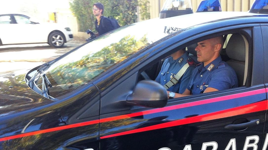 I carabinieri hanno notato l'uomo nei pressi dell'abitazione dell'ex (foto archivio)