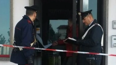 I carabinieri davanti al bancomat esploso