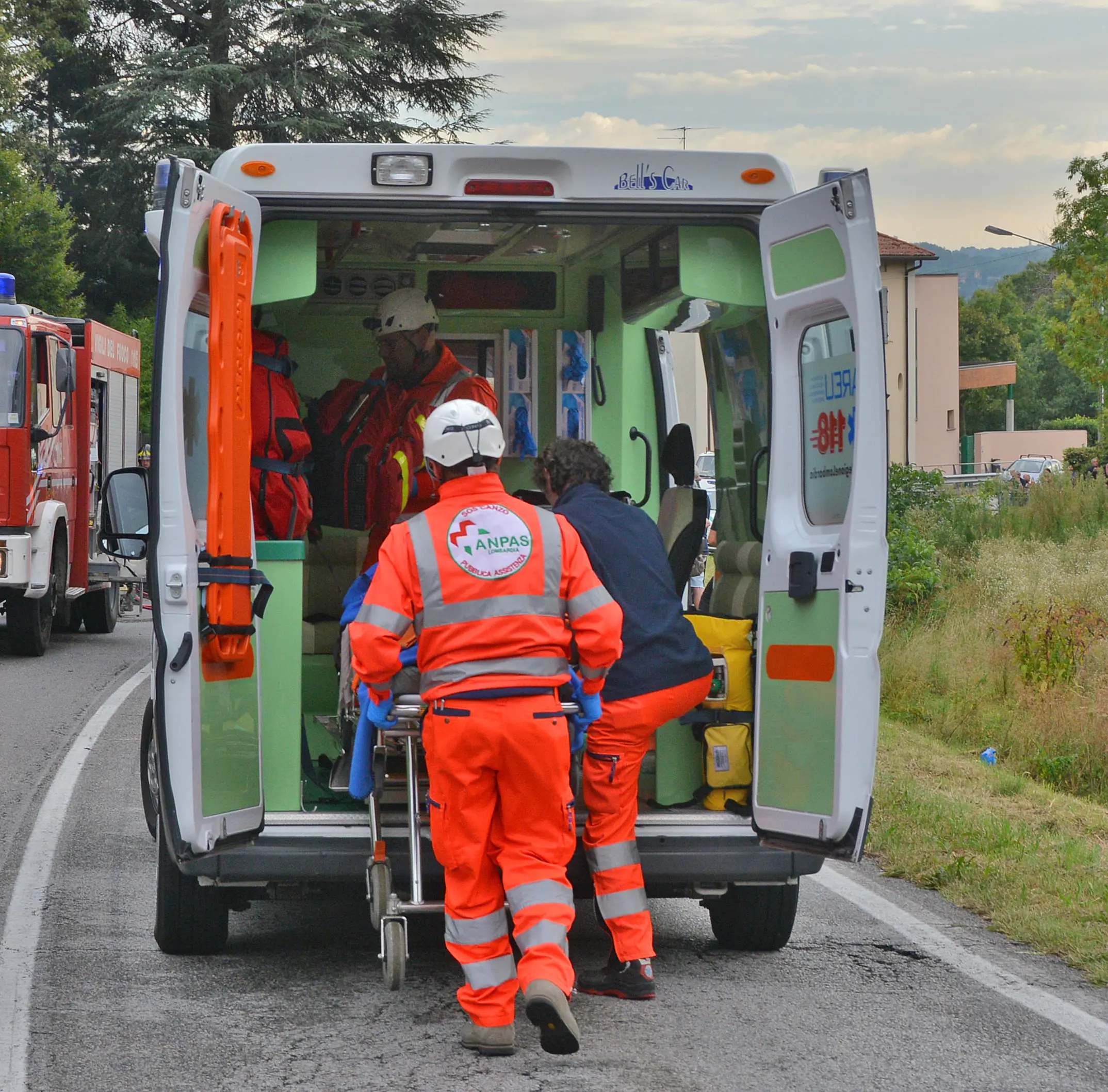 Carate Brianza, con la moto contro un furgone: centauro in fin di vita