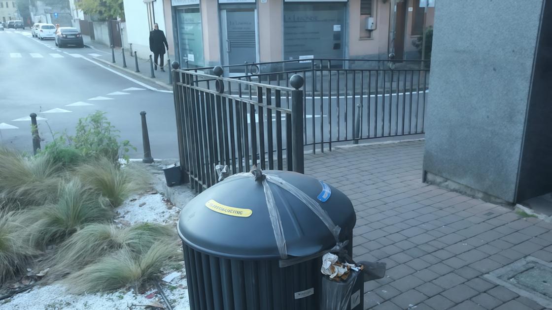 Fallisce la differenziata in strada, cestini spostati nelle scuole