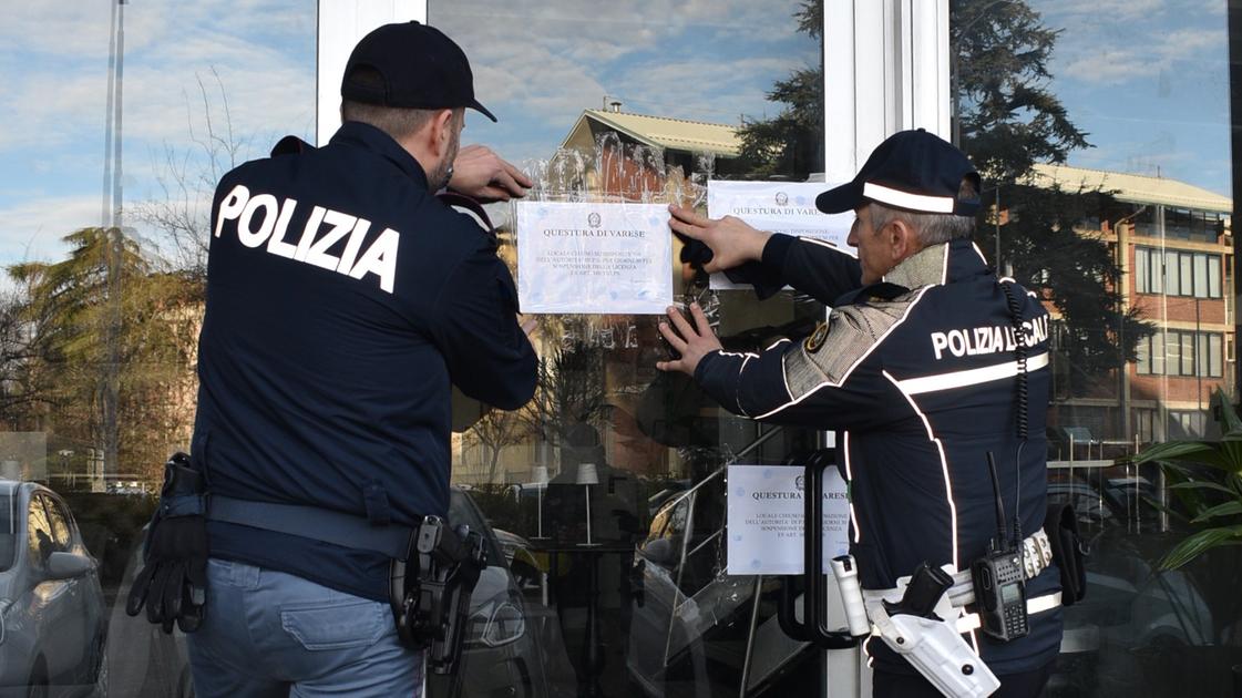 Risse fra pregiudicati armati di coltelli, auto parcheggiate distrutte, ubriachi: bar di Busto Arsizio chiuso per un mese dal questore