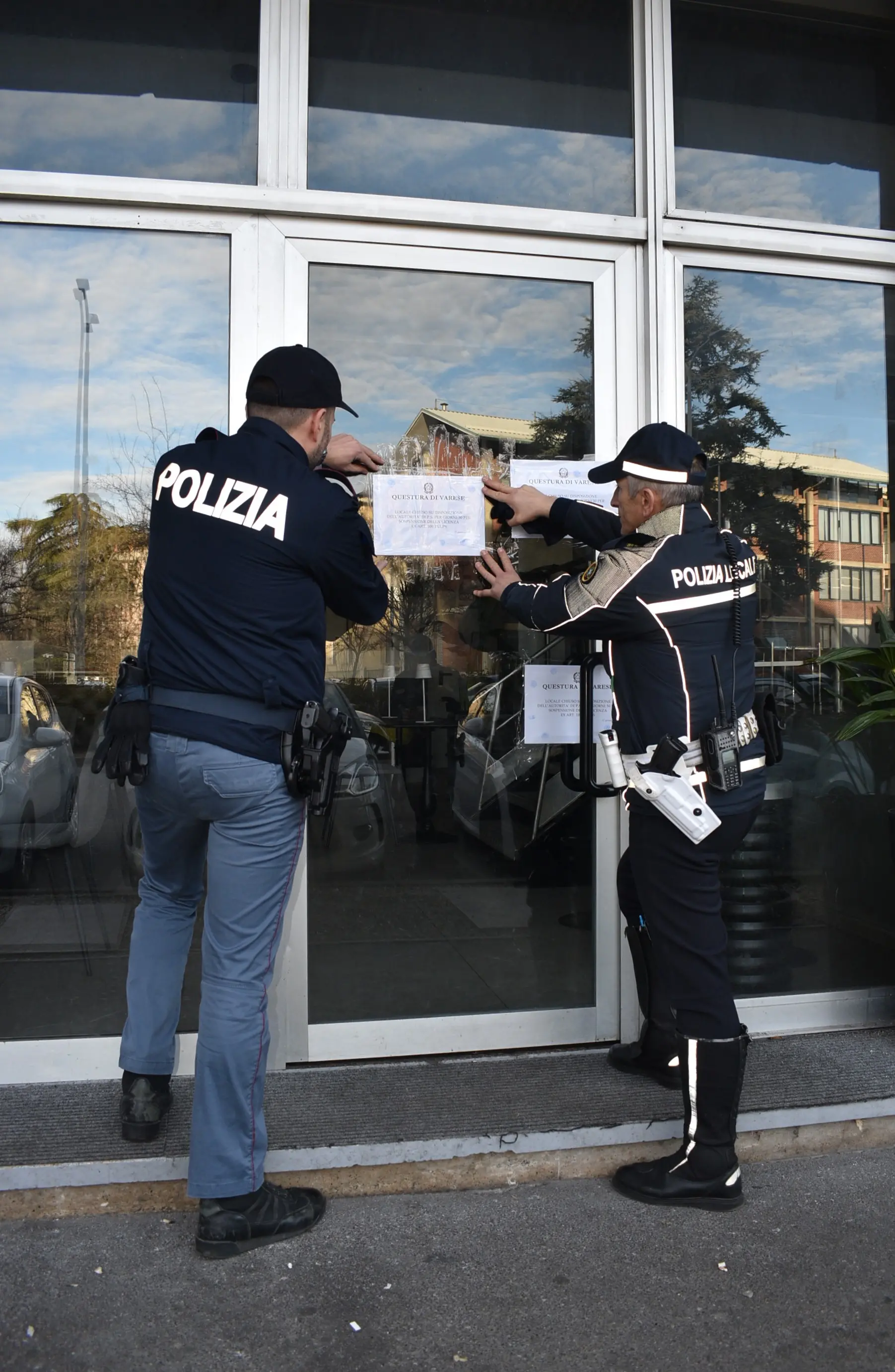 Risse fra pregiudicati armati di coltelli, auto parcheggiate distrutte, ubriachi: bar di Busto Arsizio chiuso per un mese dal questore