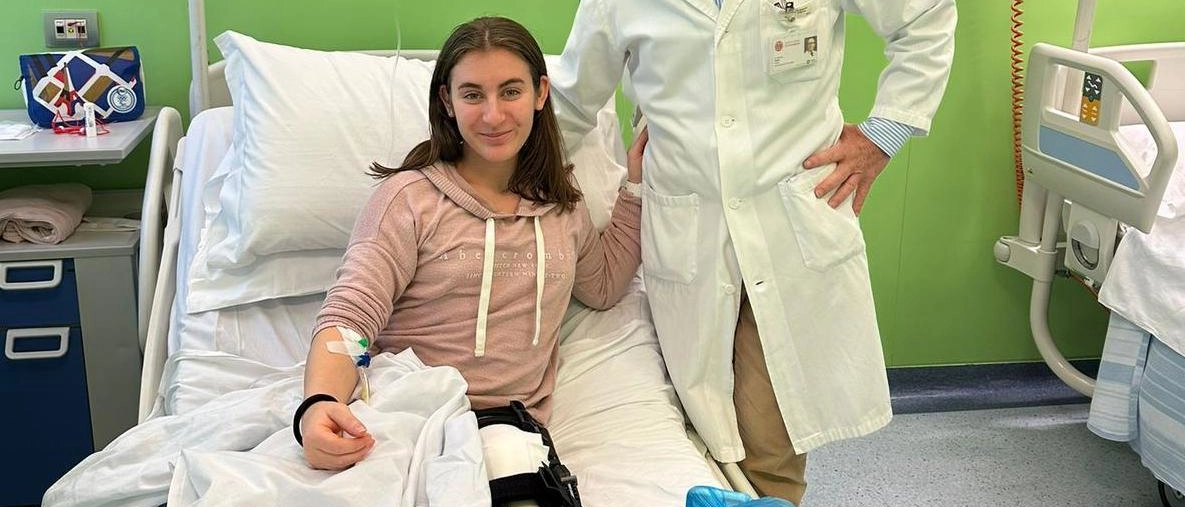 L'atleta Angela Andreoli, medaglia d'argento alle Olimpiadi di Parigi, esce dalla clinica dopo un intervento per infortunio. Ripresa prevista in sessanta giorni.