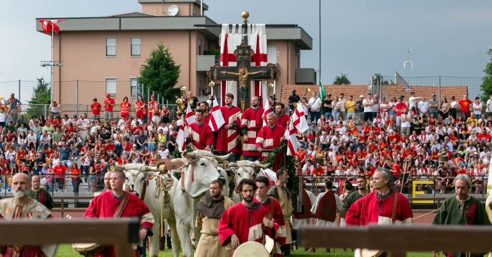 Palio di Legnano, arriva il francobollo riparatore. La Fondazione: “Aperti alle critiche, ma chi ha suggerimenti collabori”