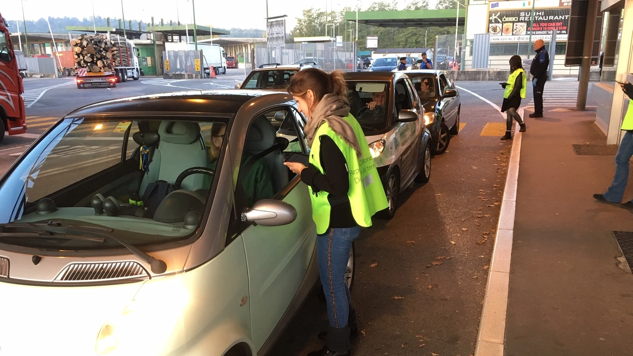 Intervistatori con pettorine catarifrangenti interrogeranno gli italiani, accusati di paralizzare il traffico oltre-confine, sulle abitudini di trasporto per andare in fabbrica o ufficio