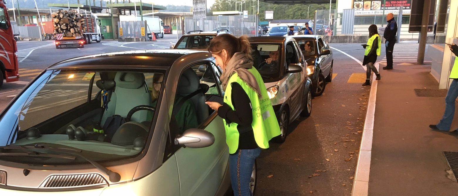 Intervistatori con pettorine catarifrangenti interrogeranno gli italiani, accusati di paralizzare il traffico oltre-confine, sulle abitudini di trasporto per andare in fabbrica o ufficio