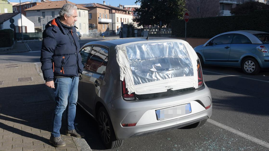 San Giuliano Milanese: doppio raid di vandali incappucciati, danni a oltre 30 auto