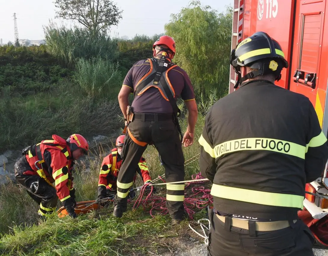 Borno, volo di 50 metri in una scarpata con l'auto: morto 34enne