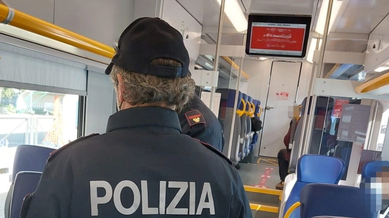 Polizia Ferroviaria a bordo di un treno (foto archivio)