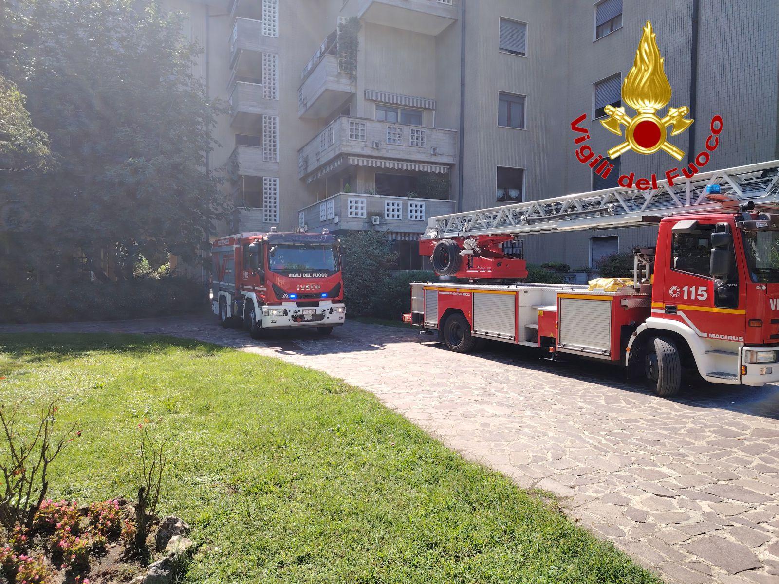 Lodi, prende fuoco una poltrona: incendio in appartamento