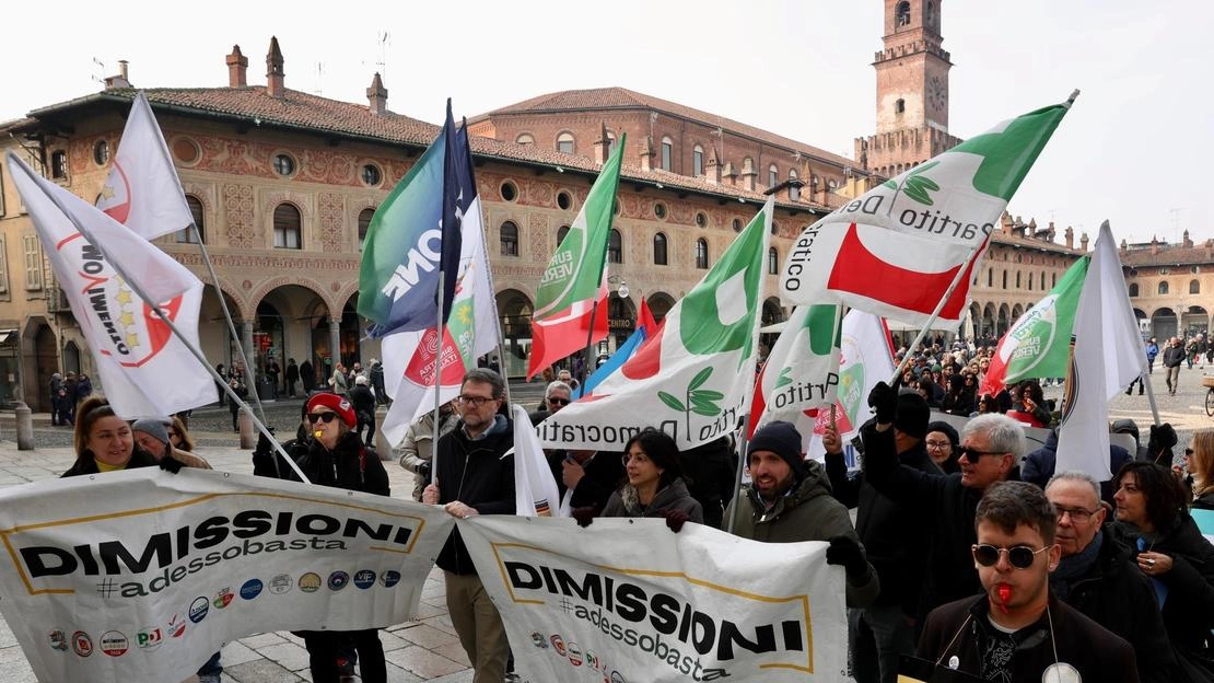 Con fischietti e striscioni circa 250 persone domenica hanno manifestato davanti al Municipio di Vigevano per chiedere le dimissioni del...