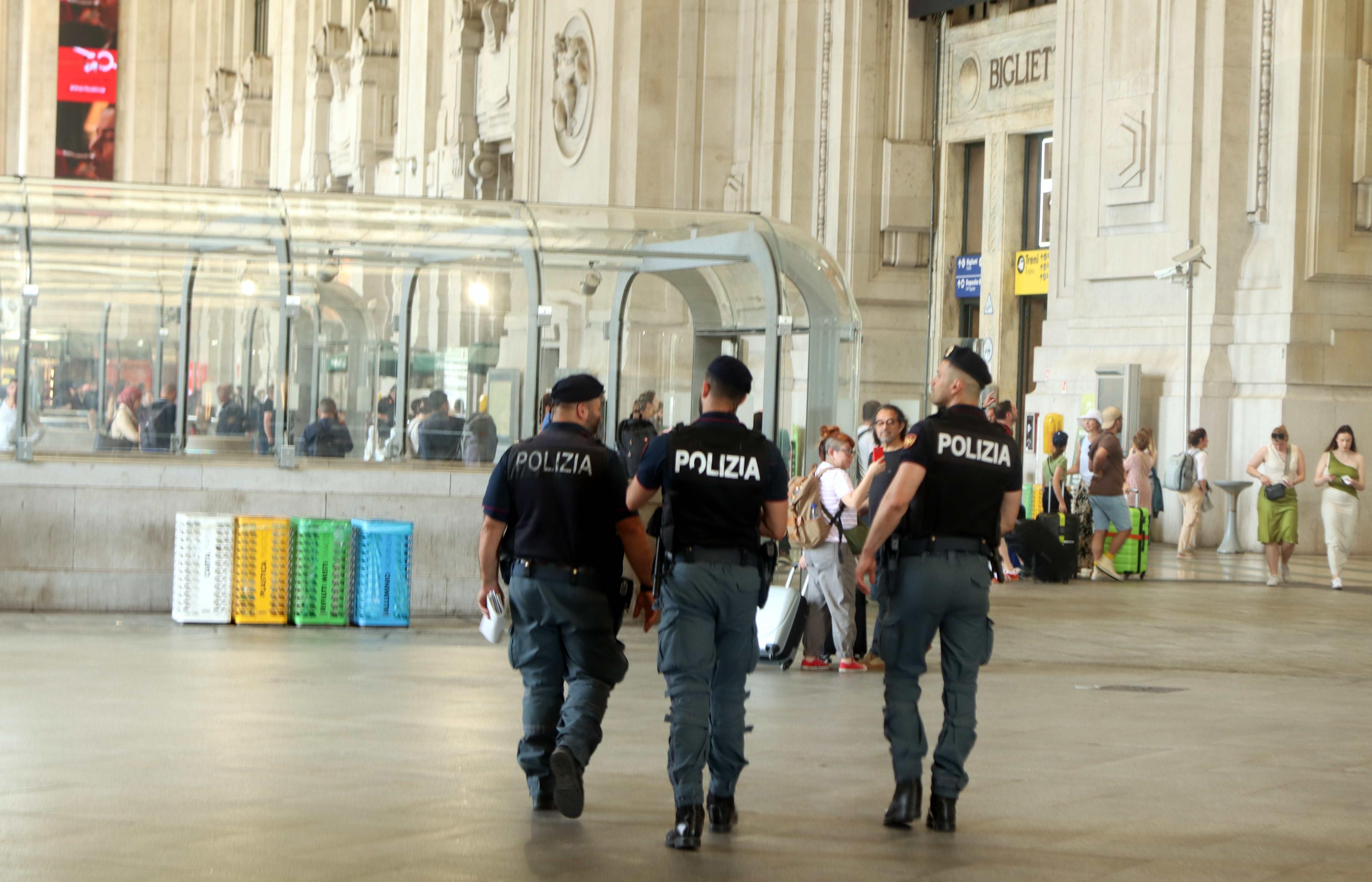 Viene a Milano da Bari per i test al Politecnico: preso a calci e pugni e rapinato nel mezzanino della metropolitana