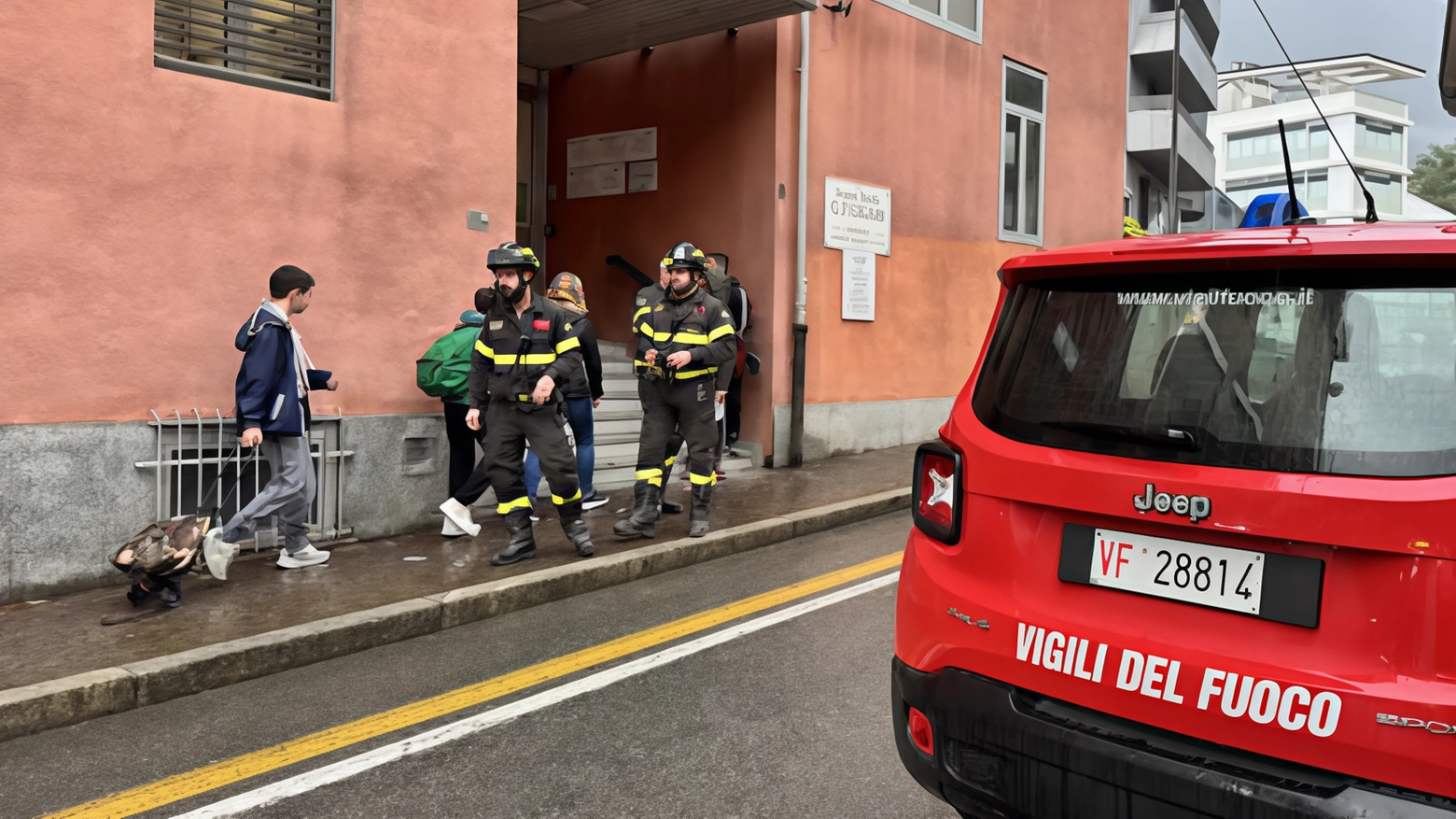 Di notte devastano la scuola. Istituto costretto a  chiudere